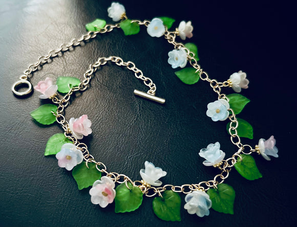 Halskette mit Blumen